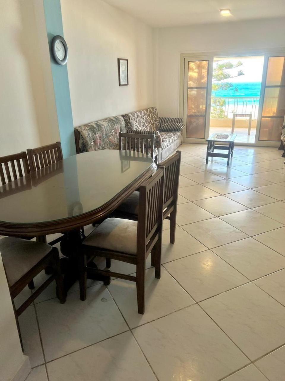 אל עלמיין Beachfront Chalet In Green Beach, North Coast חדר תמונה