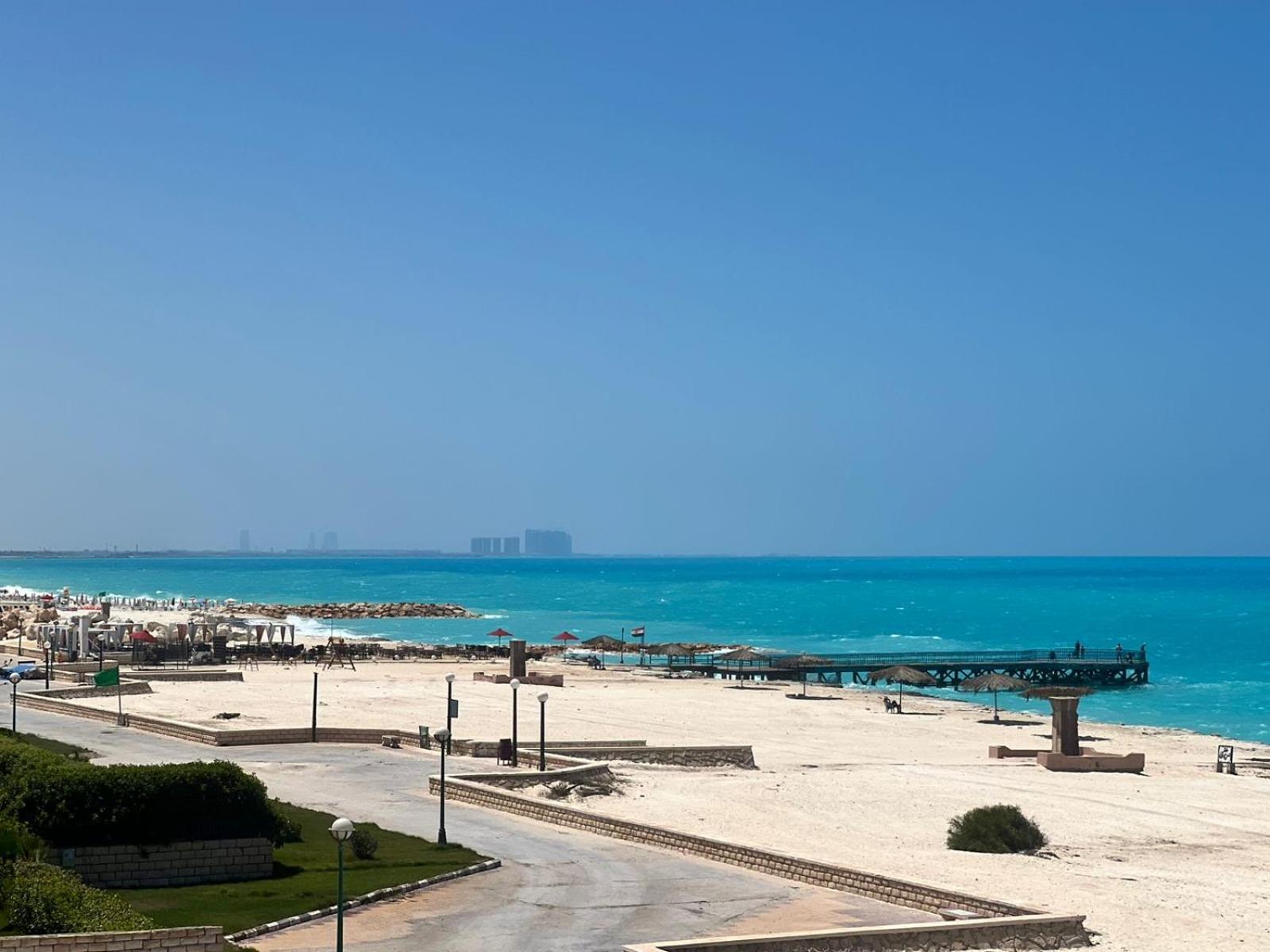 אל עלמיין Beachfront Chalet In Green Beach, North Coast מראה חיצוני תמונה