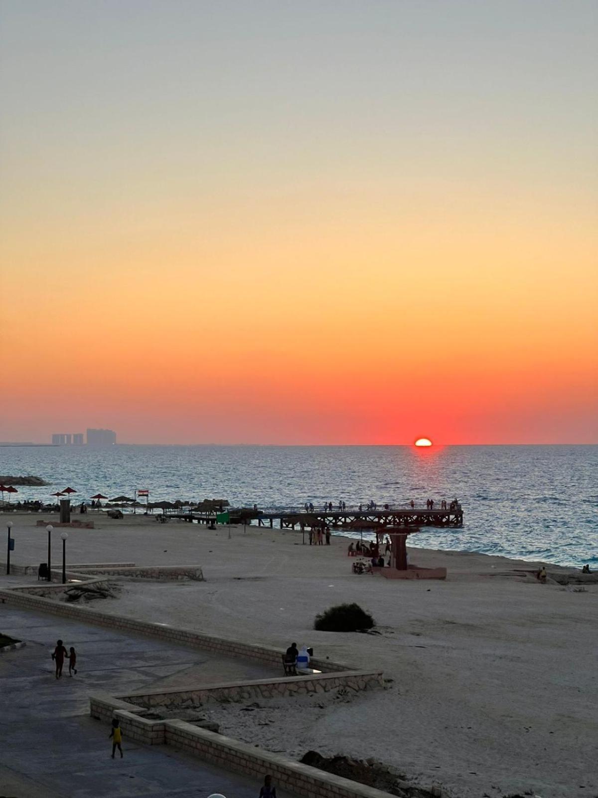 אל עלמיין Beachfront Chalet In Green Beach, North Coast מראה חיצוני תמונה