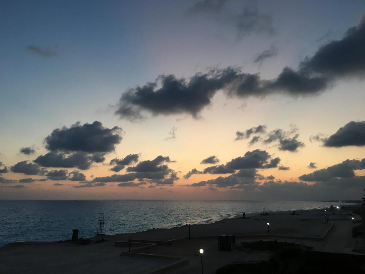 אל עלמיין Beachfront Chalet In Green Beach, North Coast מראה חיצוני תמונה